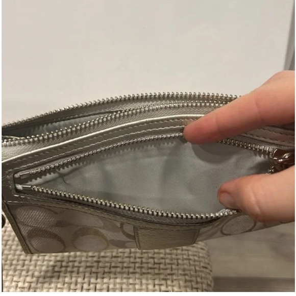 Euc RARE Coach Julia White Beige Gray Sequined Zippy Wristlet Wallet 47492 - Picture 9 of 10